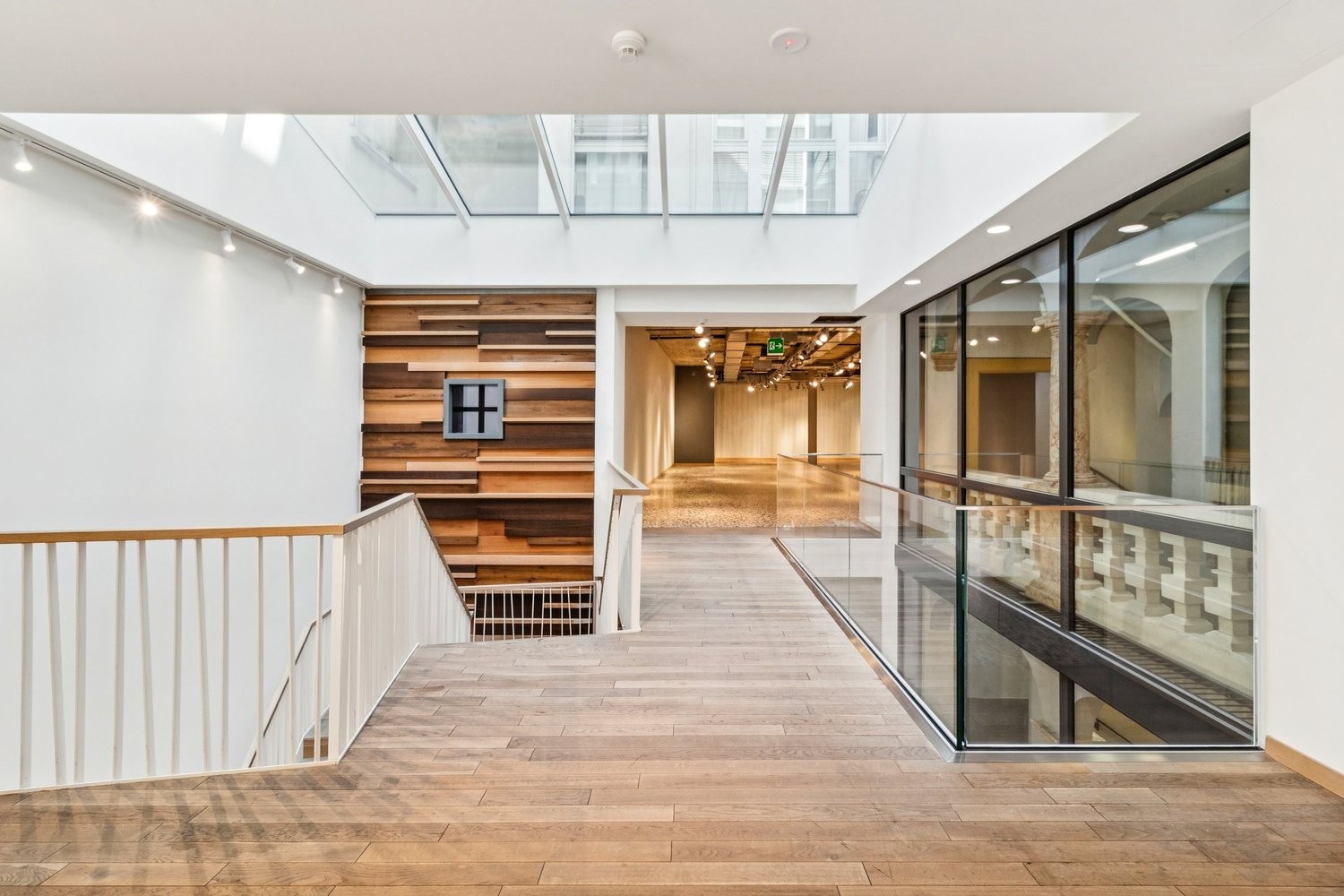 945m² shop