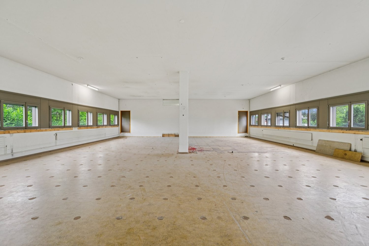 297m² storage room