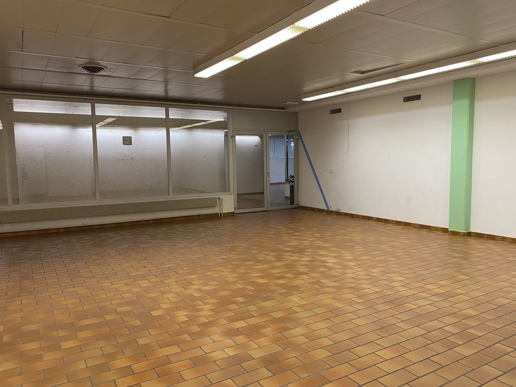 85m² shop