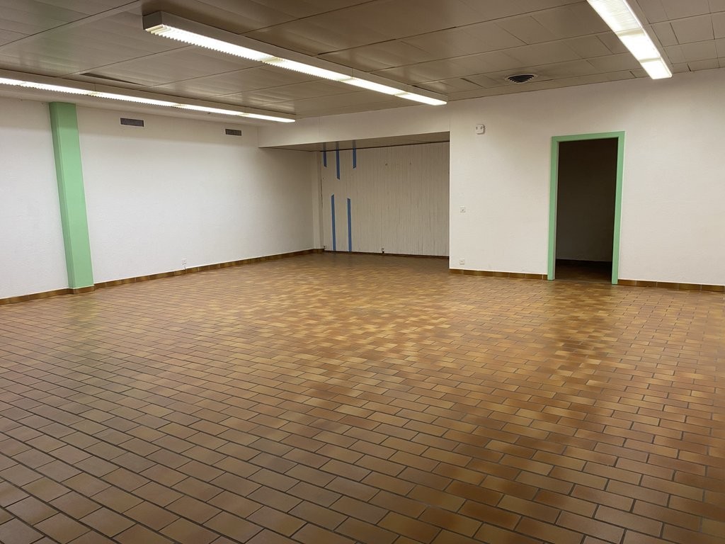 85m² shop