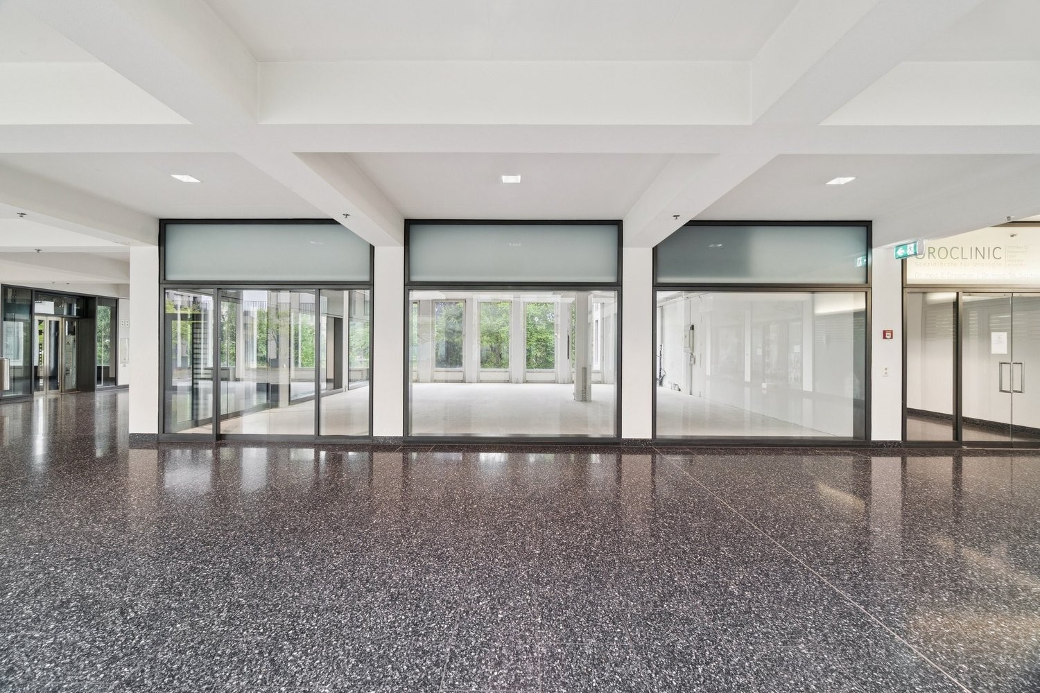 107m² shop