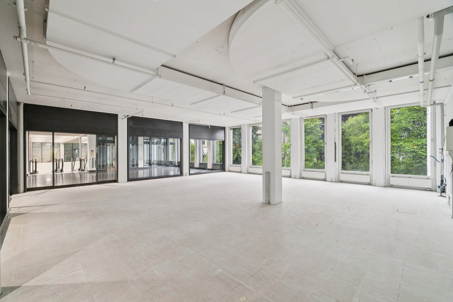 107m² shop