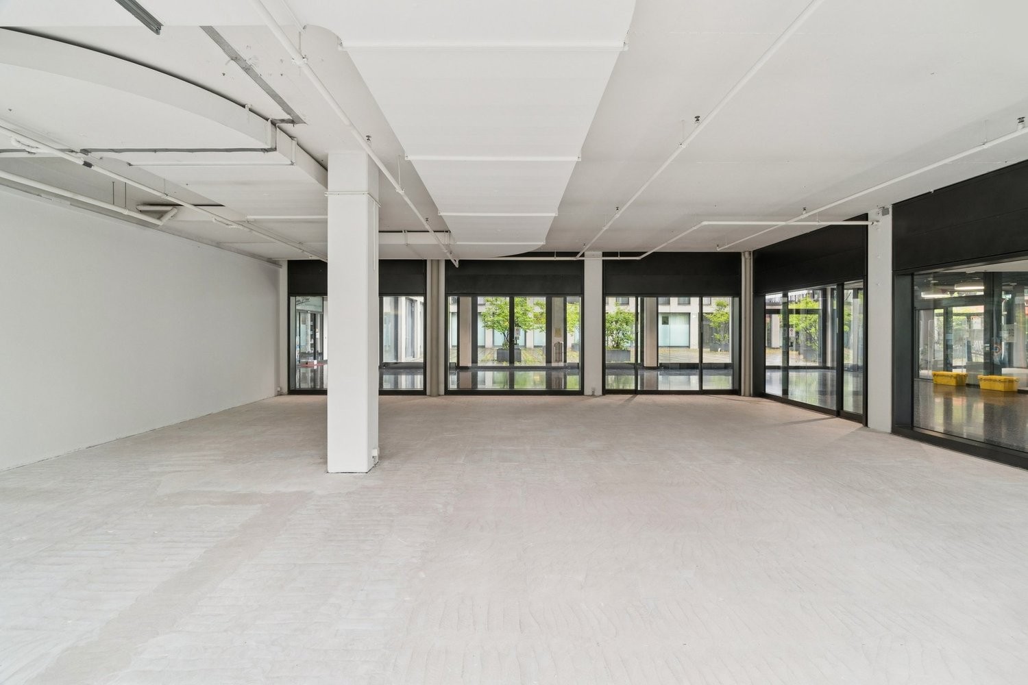 107m² shop