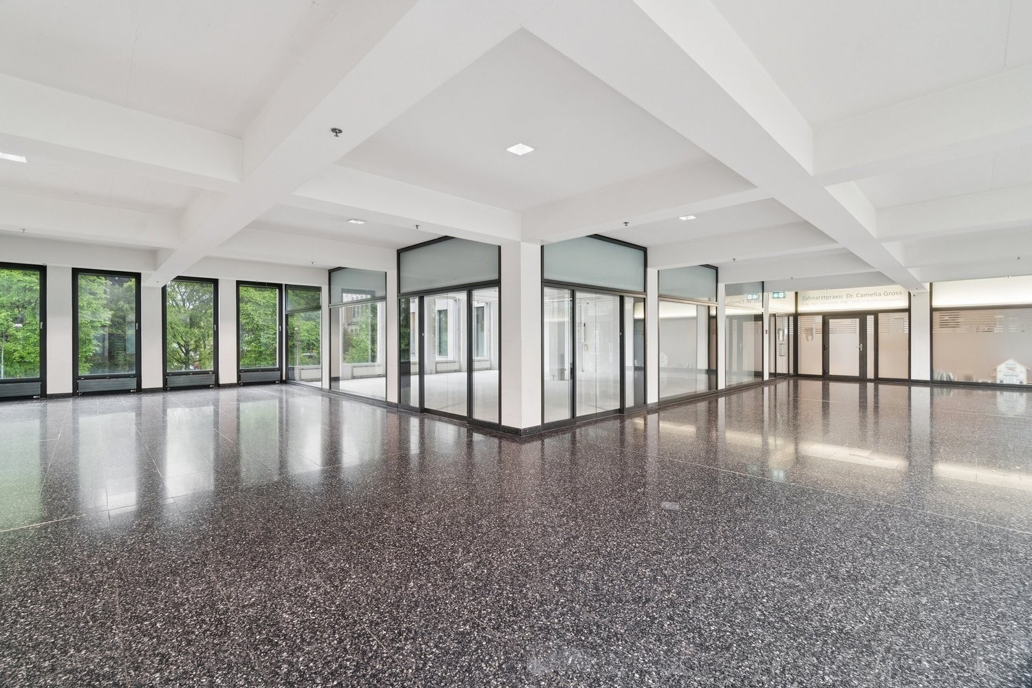 107m² shop