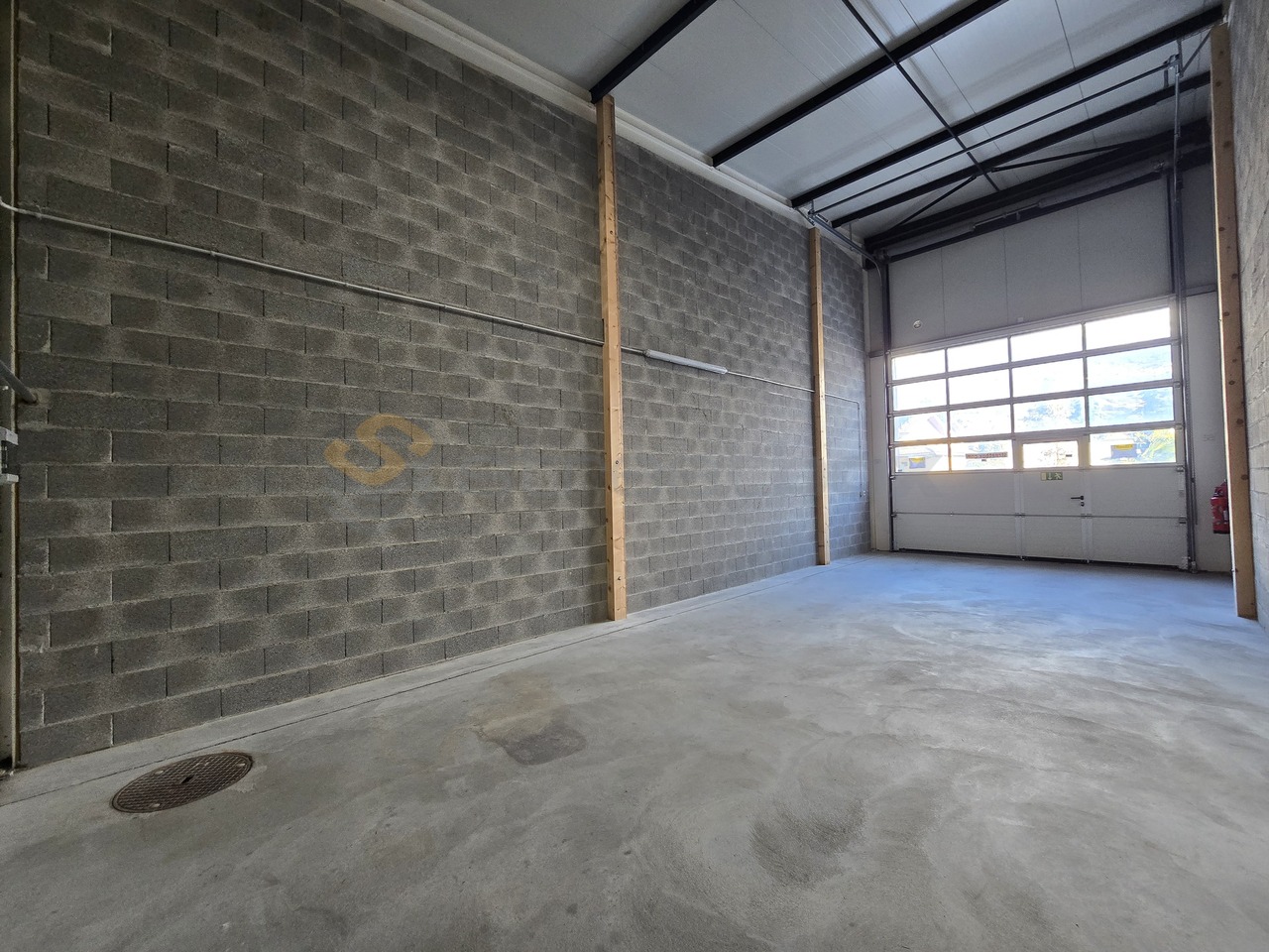 60m² commercial