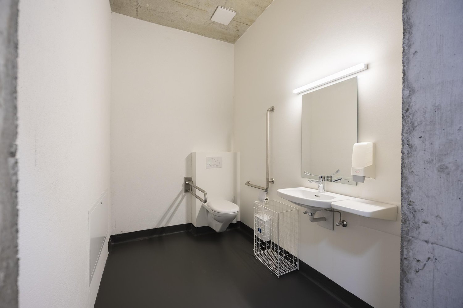 244m² office