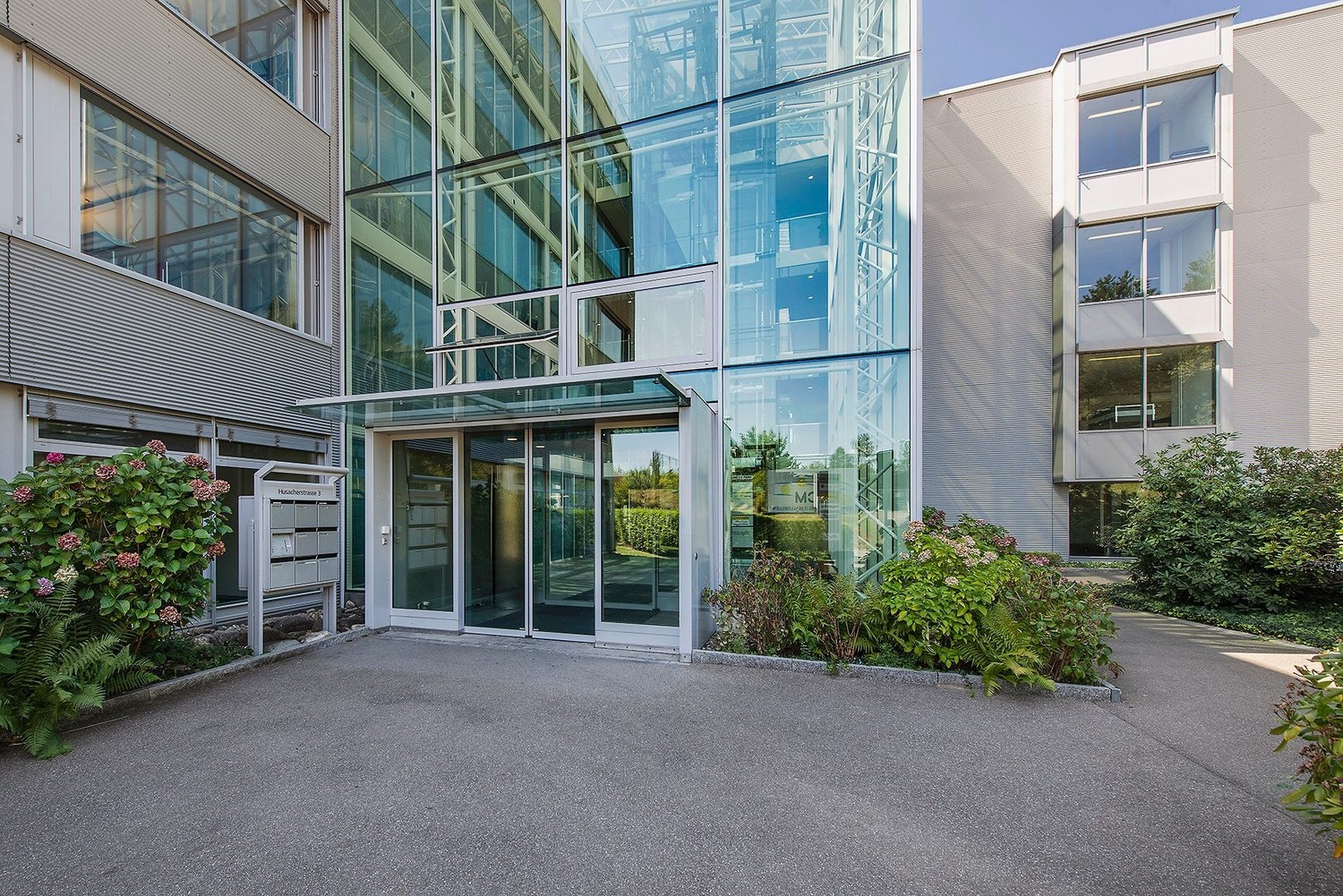 883m² office