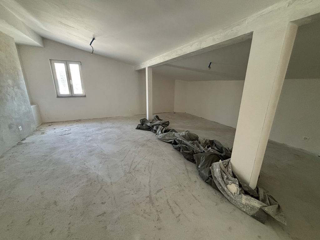 120m² storage room