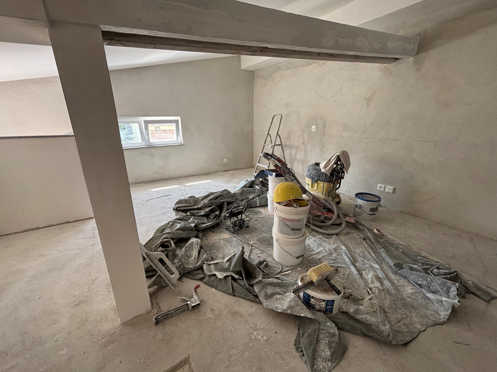 120m² storage room