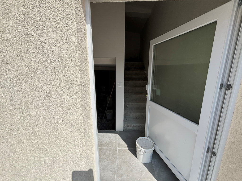 120m² storage room