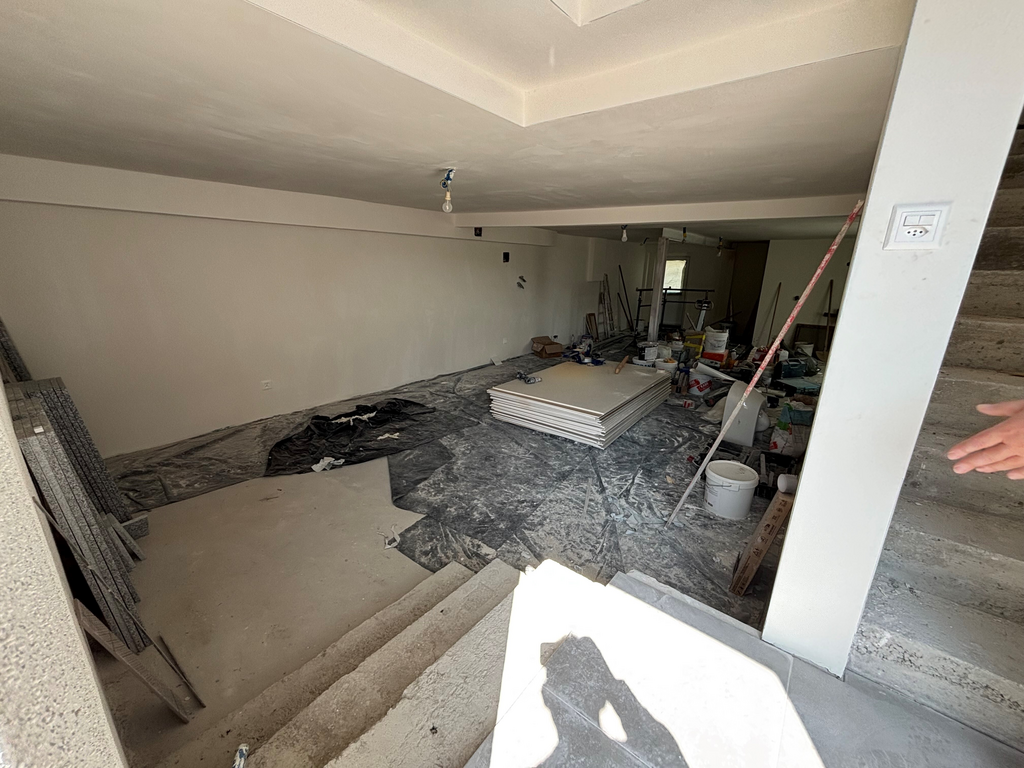 120m² storage room