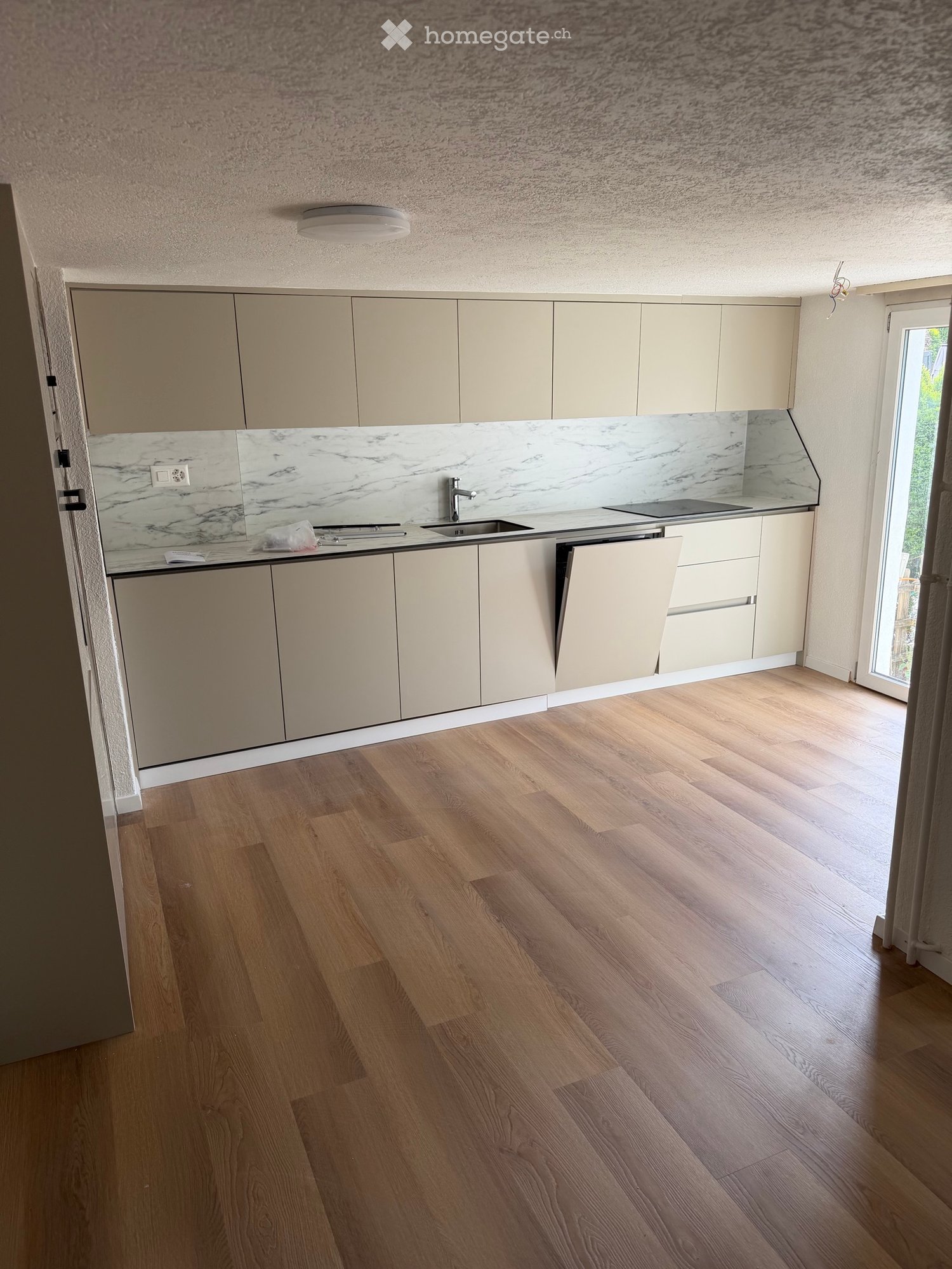 Bella casa ben curata e recentemente ristrutturata in buona posizione da affittare. Ideale per una famiglia. Ambienti luminosi, spaziosi e piacevole atmosfera abitativa.

Per ulteriori informazioni o per un appuntamento per una visita, non esitate a contattarci.

+41 78 832 09 11