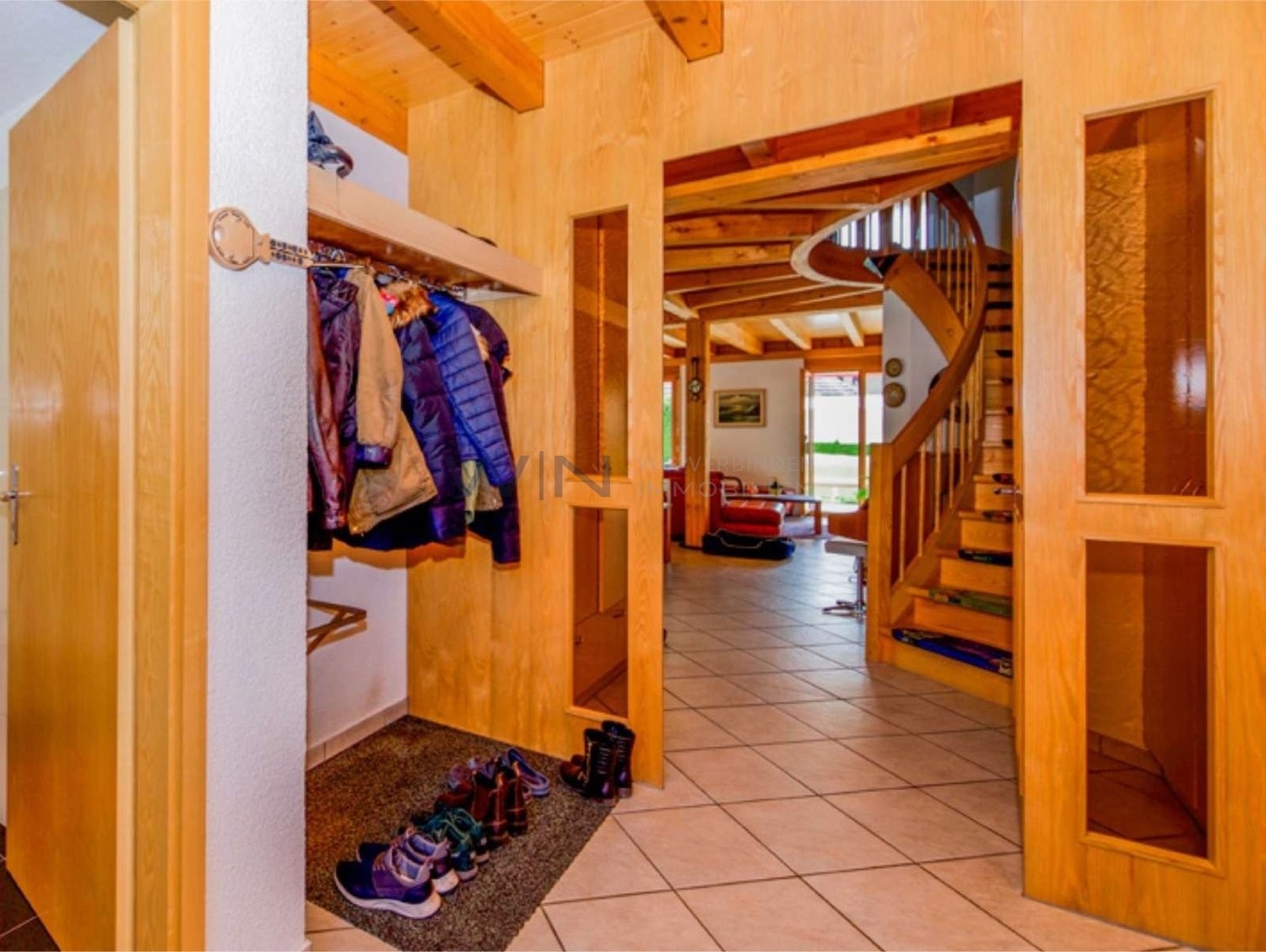 Casa singola di 5 ½ locali

Splendida casa di campagna con dotazioni esclusive nei pressi di Winterthur.

WE-FACTS
- Quartiere tranquillo a Reutlingen: solo 3 min. dalla stazione con collegamento diretto per Zurigo.
- 350 m² di superficie abitabile, 100 m² di zona giorno, master-suite e giardino d'i, foto 10 di 10
