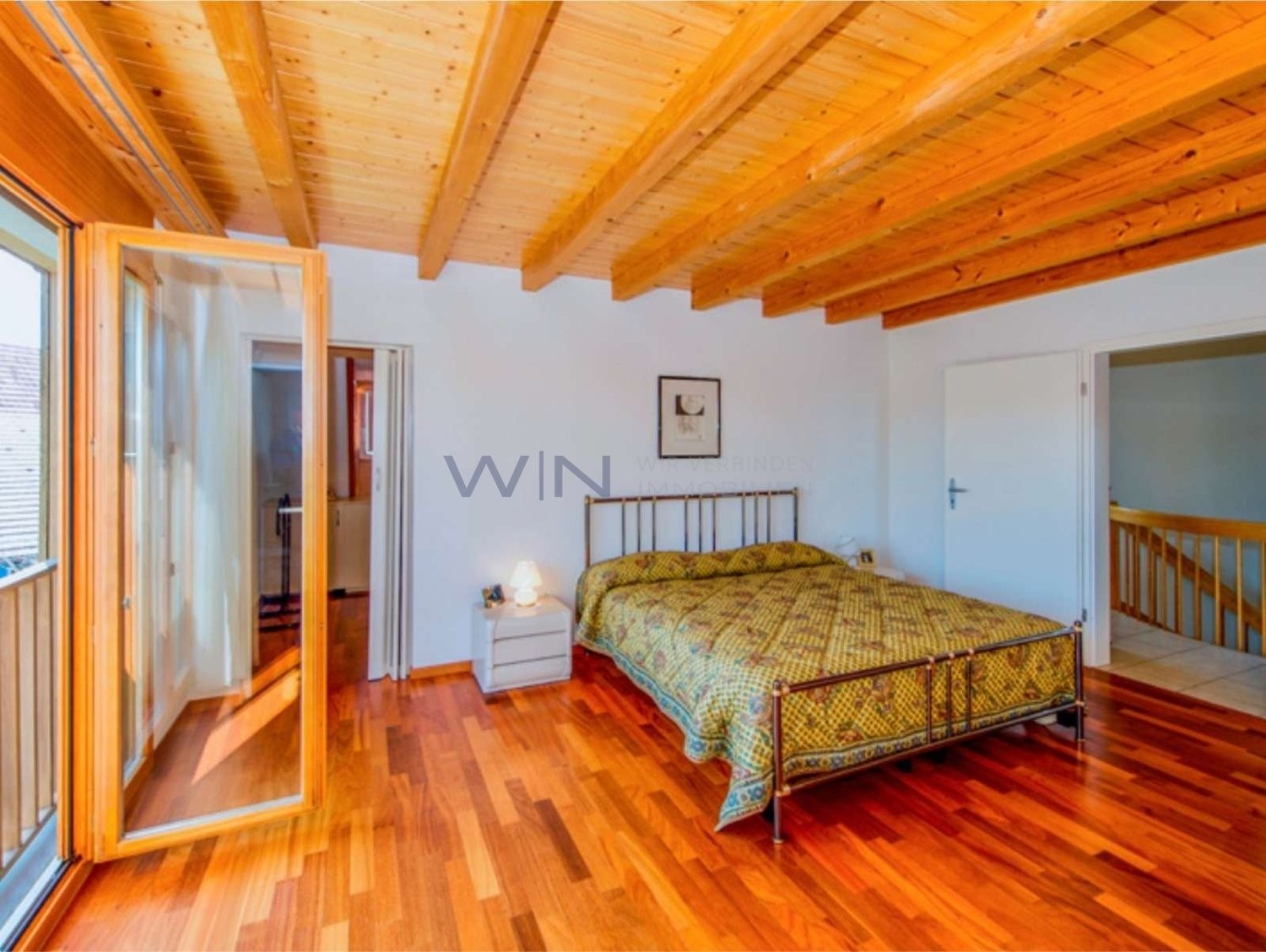 Casa singola di 5 ½ locali

Splendida casa di campagna con dotazioni esclusive nei pressi di Winterthur.

WE-FACTS
- Quartiere tranquillo a Reutlingen: solo 3 min. dalla stazione con collegamento diretto per Zurigo.
- 350 m² di superficie abitabile, 100 m² di zona giorno, master-suite e giardino d'i, foto 5 di 10