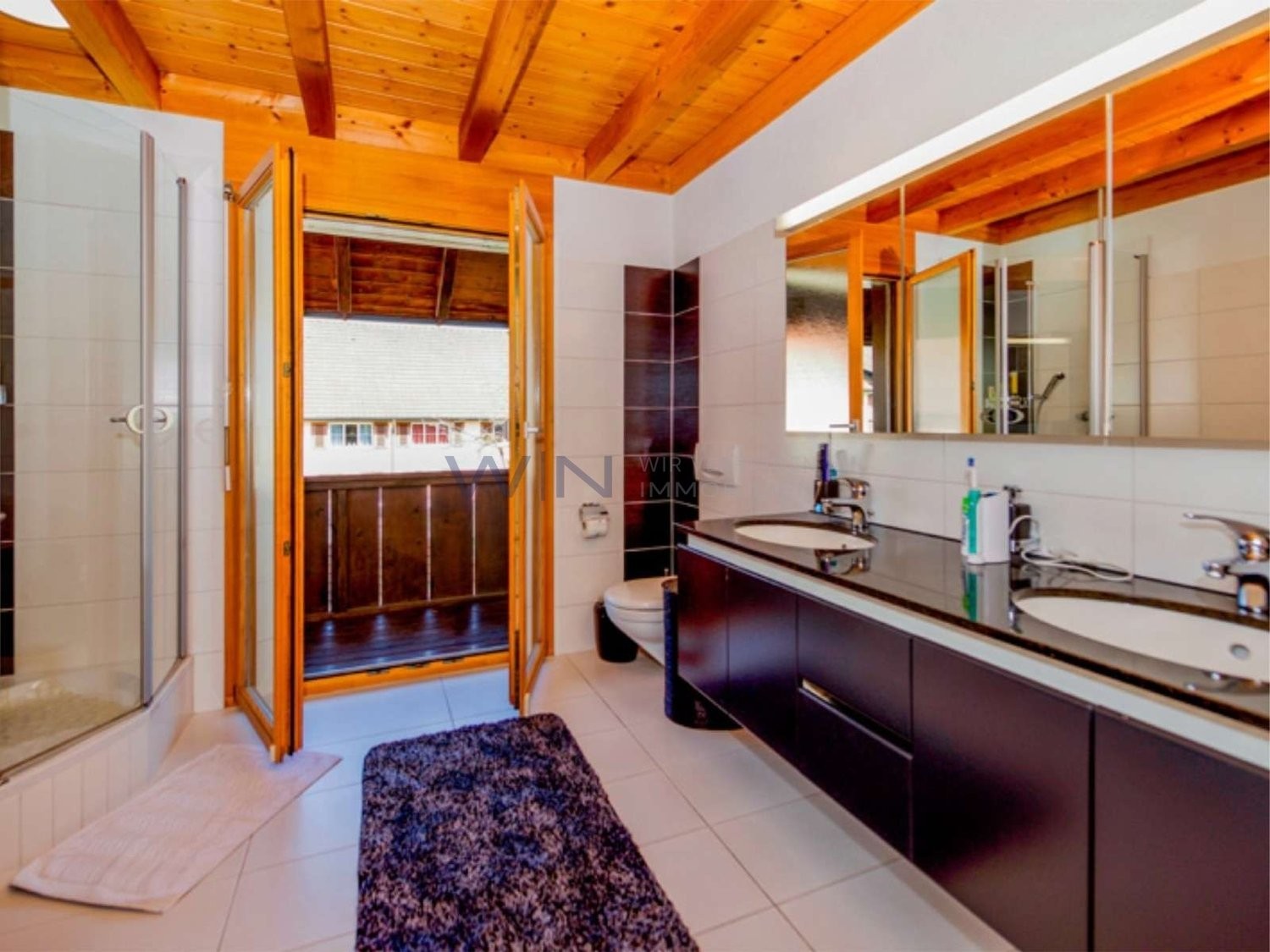 Casa singola di 5 ½ locali

Splendida casa di campagna con dotazioni esclusive nei pressi di Winterthur.

WE-FACTS
- Quartiere tranquillo a Reutlingen: solo 3 min. dalla stazione con collegamento diretto per Zurigo.
- 350 m² di superficie abitabile, 100 m² di zona giorno, master-suite e giardino d'i, foto 6 di 10