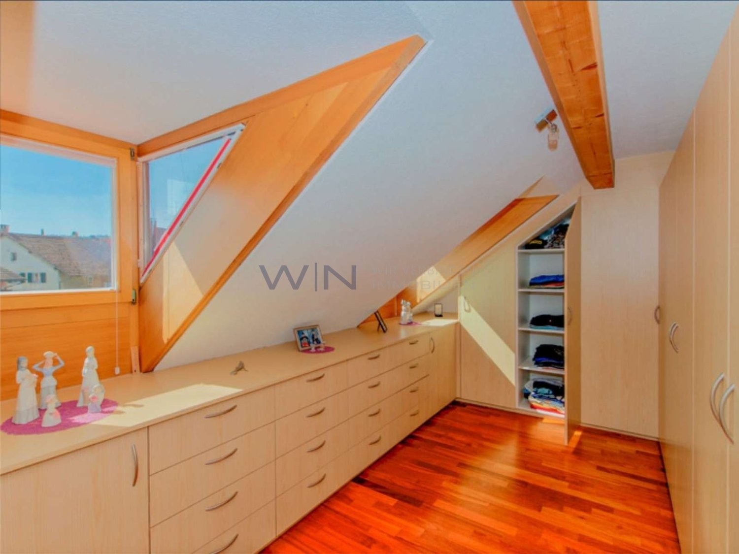 Casa singola di 5 ½ locali

Splendida casa di campagna con dotazioni esclusive nei pressi di Winterthur.

WE-FACTS
- Quartiere tranquillo a Reutlingen: solo 3 min. dalla stazione con collegamento diretto per Zurigo.
- 350 m² di superficie abitabile, 100 m² di zona giorno, master-suite e giardino d'i, foto 9 di 10