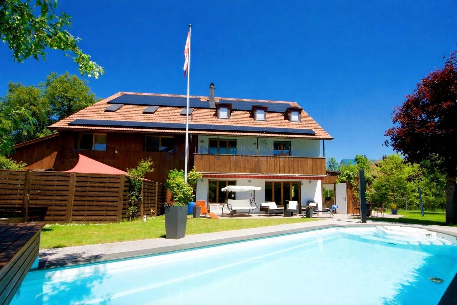 Casa singola di 5 ½ locali

Splendida casa di campagna con dotazioni esclusive nei pressi di Winterthur.

WE-FACTS
- Quartiere tranquillo a Reutlingen: solo 3 min. dalla stazione con collegamento diretto per Zurigo.
- 350 m² di superficie abitabile, 100 m² di zona giorno, master-suite e giardino d'i, foto 1 di 10