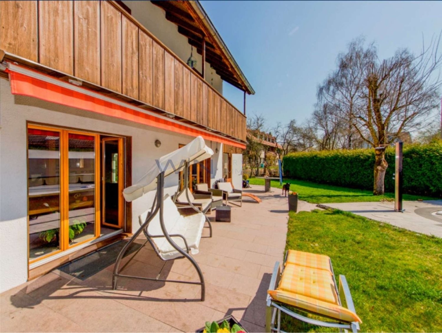 Casa singola di 5 ½ locali

Splendida casa di campagna con dotazioni esclusive nei pressi di Winterthur.

WE-FACTS
- Quartiere tranquillo a Reutlingen: solo 3 min. dalla stazione con collegamento diretto per Zurigo.
- 350 m² di superficie abitabile, 100 m² di zona giorno, master-suite e giardino d'i, foto 4 di 10