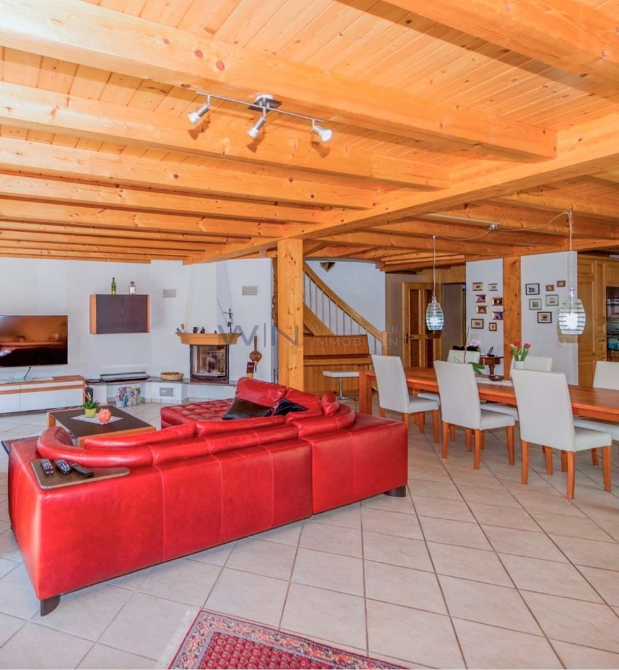Casa singola di 5 ½ locali

Splendida casa di campagna con dotazioni esclusive nei pressi di Winterthur.

WE-FACTS
- Quartiere tranquillo a Reutlingen: solo 3 min. dalla stazione con collegamento diretto per Zurigo.
- 350 m² di superficie abitabile, 100 m² di zona giorno, master-suite e giardino d'i, foto 2 di 10