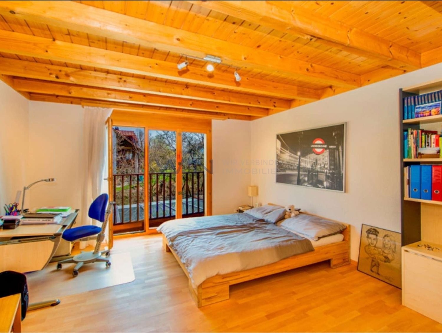 Casa singola di 5 ½ locali

Splendida casa di campagna con dotazioni esclusive nei pressi di Winterthur.

WE-FACTS
- Quartiere tranquillo a Reutlingen: solo 3 min. dalla stazione con collegamento diretto per Zurigo.
- 350 m² di superficie abitabile, 100 m² di zona giorno, master-suite e giardino d'i, foto 7 di 10