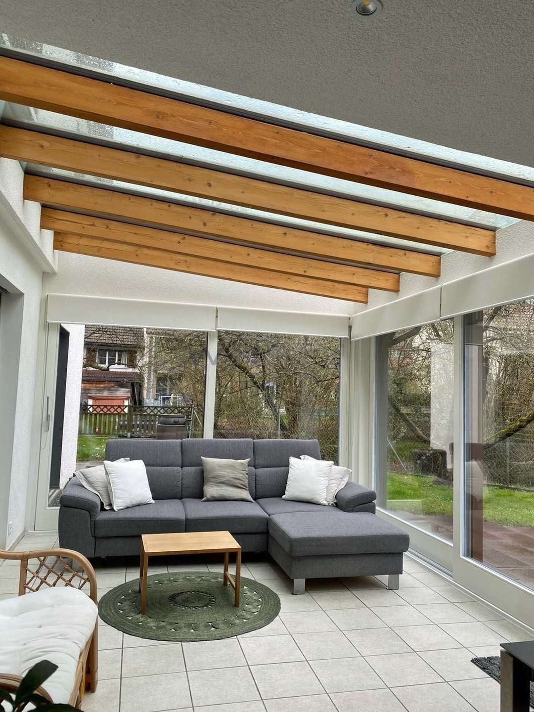 Casa singola di 5 ½ locali

Splendida casa di campagna con dotazioni esclusive nei pressi di Winterthur.

WE-FACTS
- Quartiere tranquillo a Reutlingen: solo 3 min. dalla stazione con collegamento diretto per Zurigo.
- 350 m² di superficie abitabile, 100 m² di zona giorno, master-suite e giardino d'i, foto 8 di 10