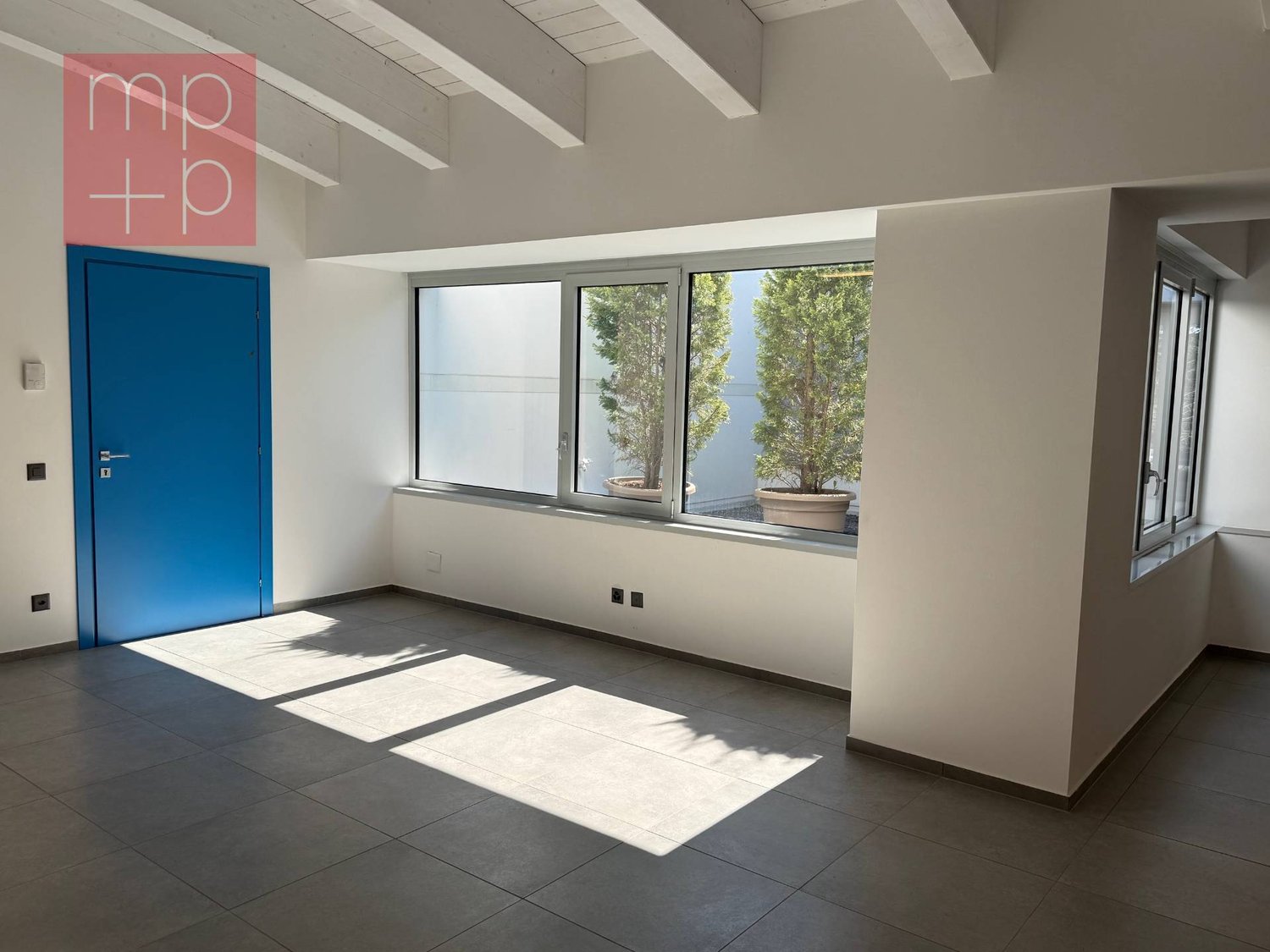96m² office