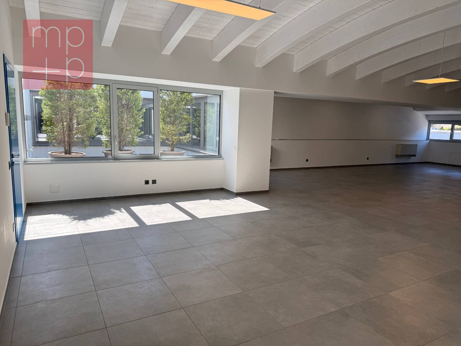 96m² office