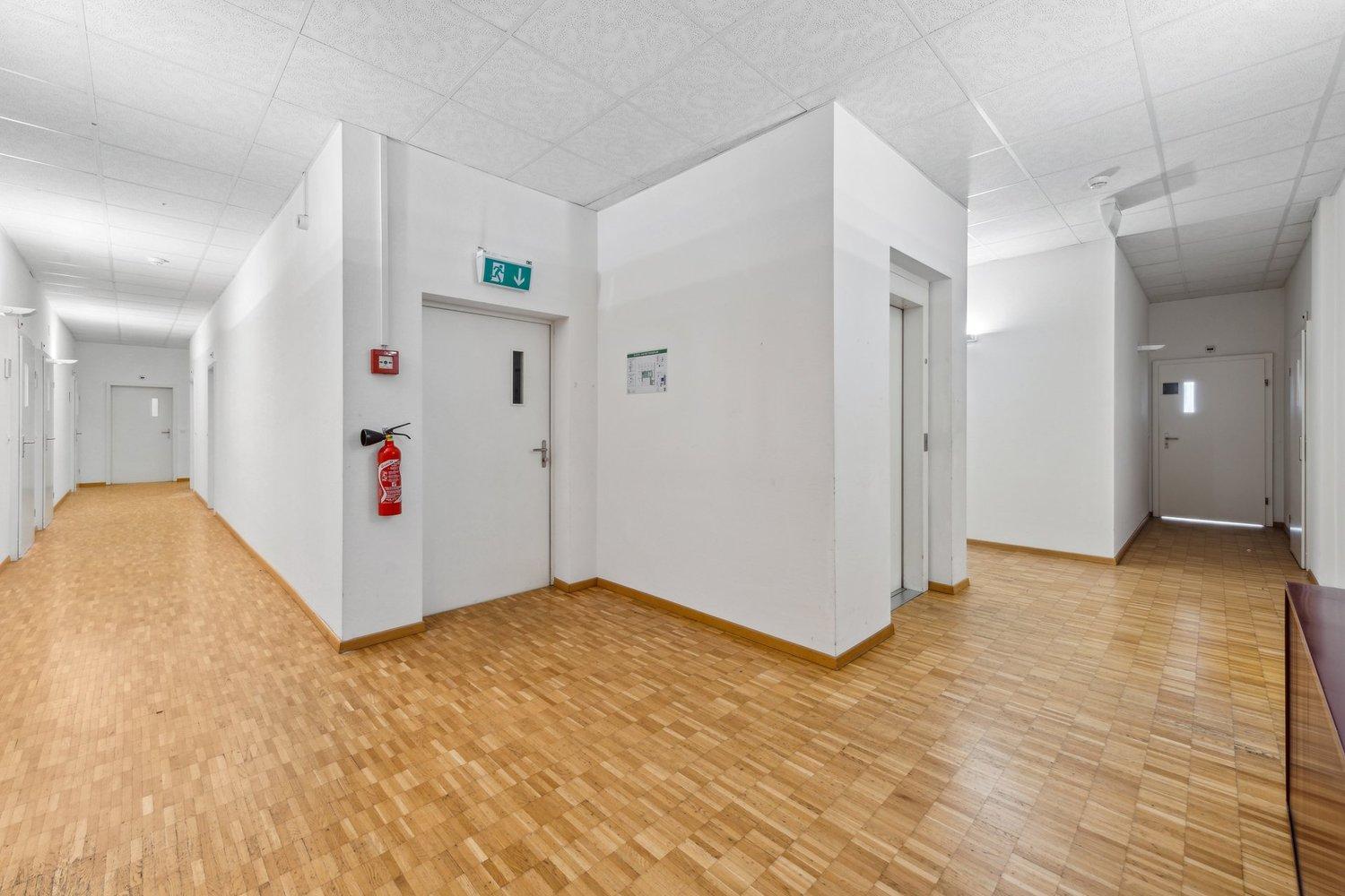 494m² office
