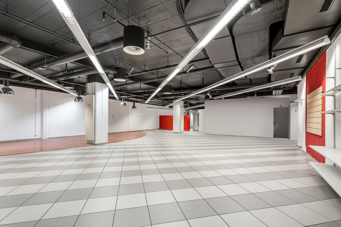 Negozio di 230m², foto 2 di 5