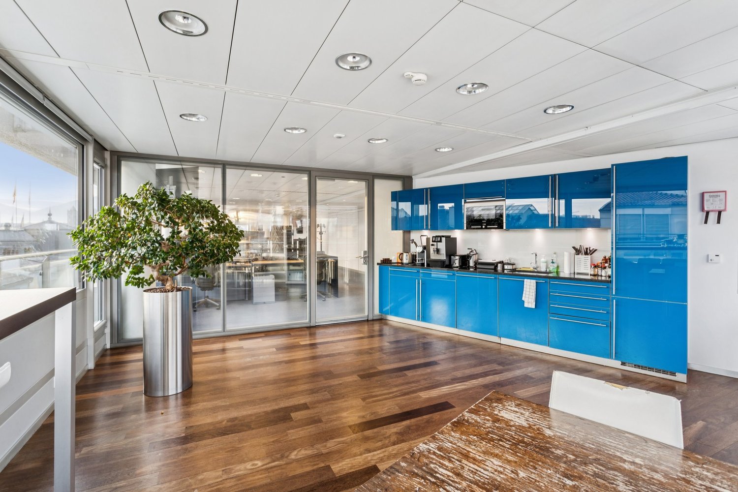 913m² office