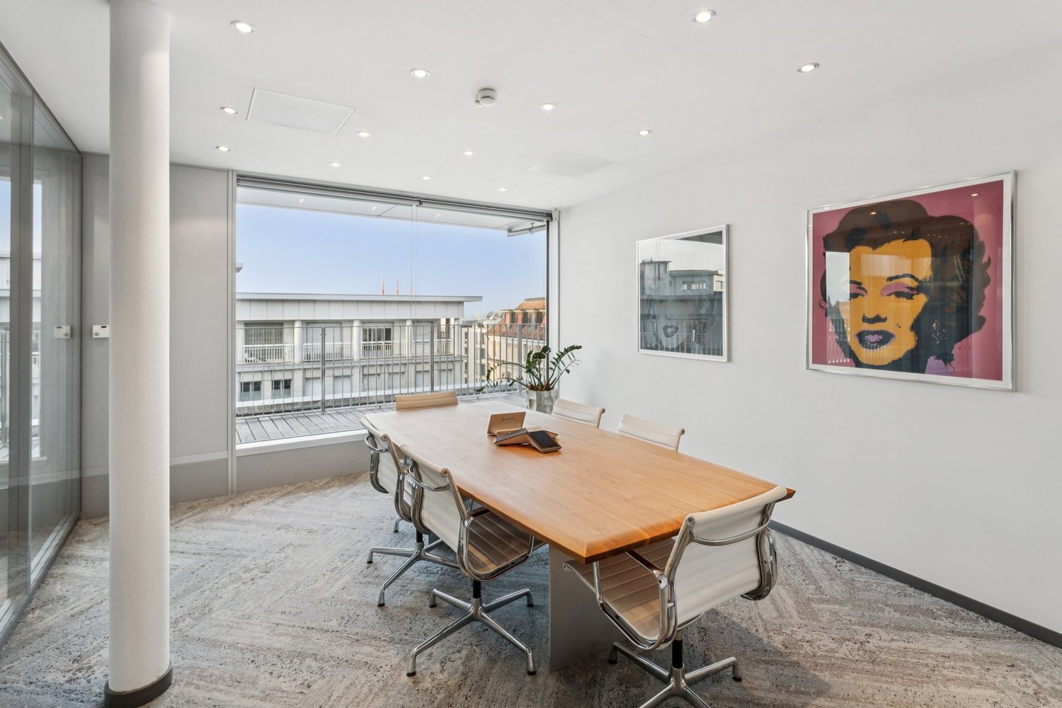 913m² office