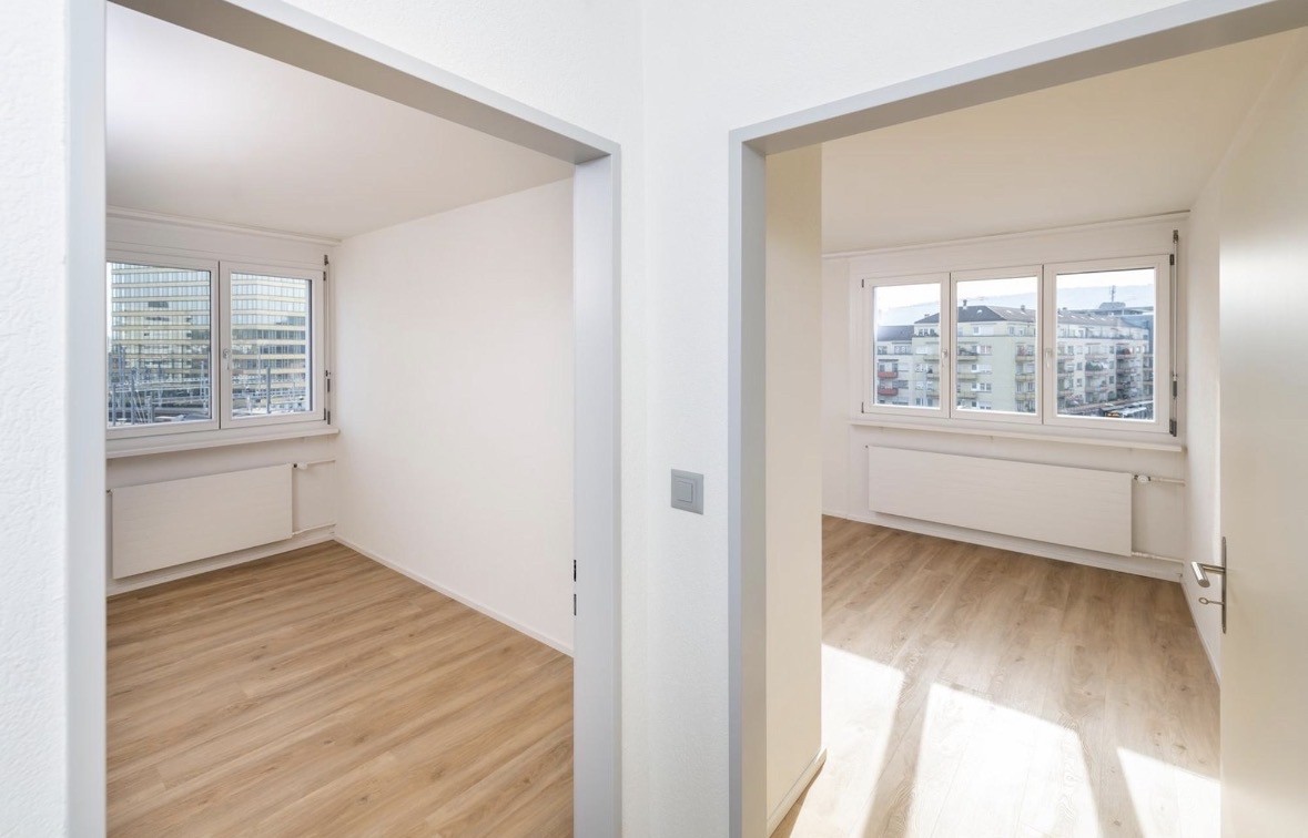 Appartamento di 3 ½ locali per subaffitto – Zürich Oerlikon

📅 Disponibile per subaffitto: 1 ottobre 2026 – 31 agosto 2027

📍 Affolternstrasse 10 — presso la stazione di Oerlikon

💰 CHF 3,090/mese incl. acconto spese accessorie

🏠 ~79 m² | 1° piano | 2 camere da letto, 2 bagni (ciascuno con WC e, foto 9 di 10