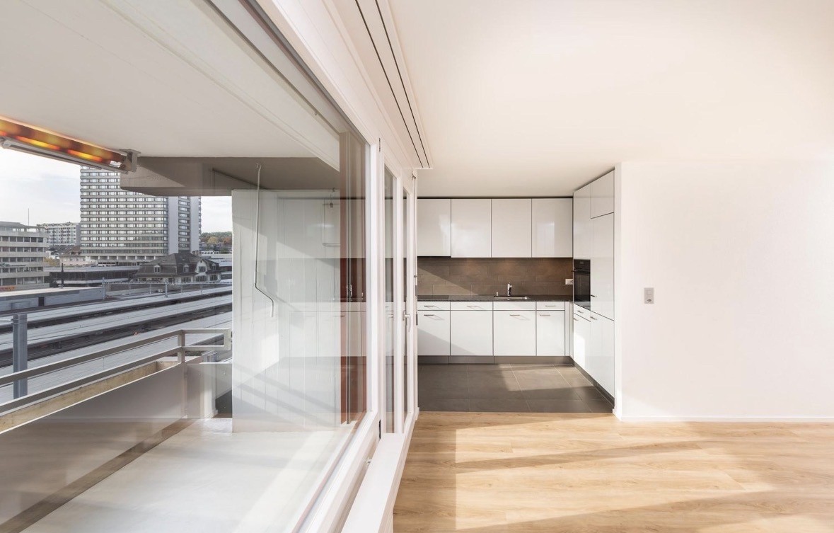 Appartamento di 3 ½ locali per subaffitto – Zürich Oerlikon

📅 Disponibile per subaffitto: 1 ottobre 2026 – 31 agosto 2027

📍 Affolternstrasse 10 — presso la stazione di Oerlikon

💰 CHF 3,090/mese incl. acconto spese accessorie

🏠 ~79 m² | 1° piano | 2 camere da letto, 2 bagni (ciascuno con WC e, foto 7 di 10
