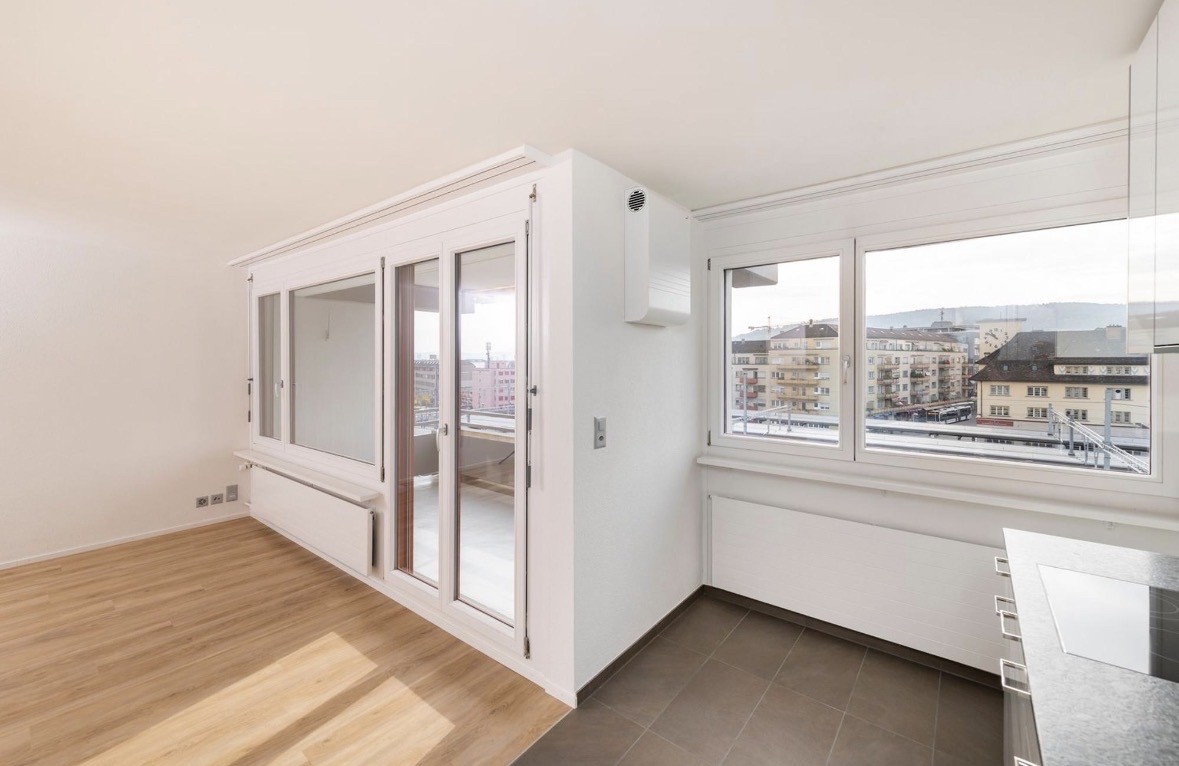 Appartamento di 3 ½ locali per subaffitto – Zürich Oerlikon

📅 Disponibile per subaffitto: 1 ottobre 2026 – 31 agosto 2027

📍 Affolternstrasse 10 — presso la stazione di Oerlikon

💰 CHF 3,090/mese incl. acconto spese accessorie

🏠 ~79 m² | 1° piano | 2 camere da letto, 2 bagni (ciascuno con WC e, foto 8 di 10