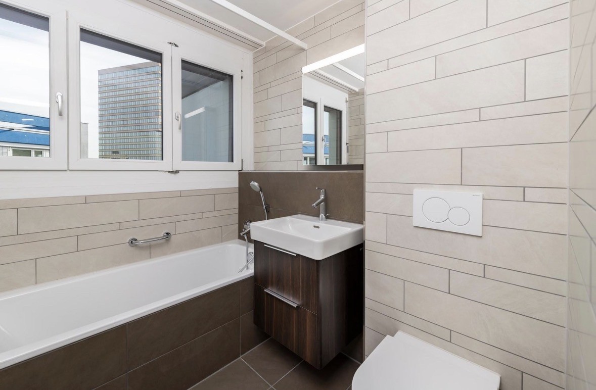 Appartamento di 3 ½ locali per subaffitto – Zürich Oerlikon

📅 Disponibile per subaffitto: 1 ottobre 2026 – 31 agosto 2027

📍 Affolternstrasse 10 — presso la stazione di Oerlikon

💰 CHF 3,090/mese incl. acconto spese accessorie

🏠 ~79 m² | 1° piano | 2 camere da letto, 2 bagni (ciascuno con WC e, foto 10 di 10