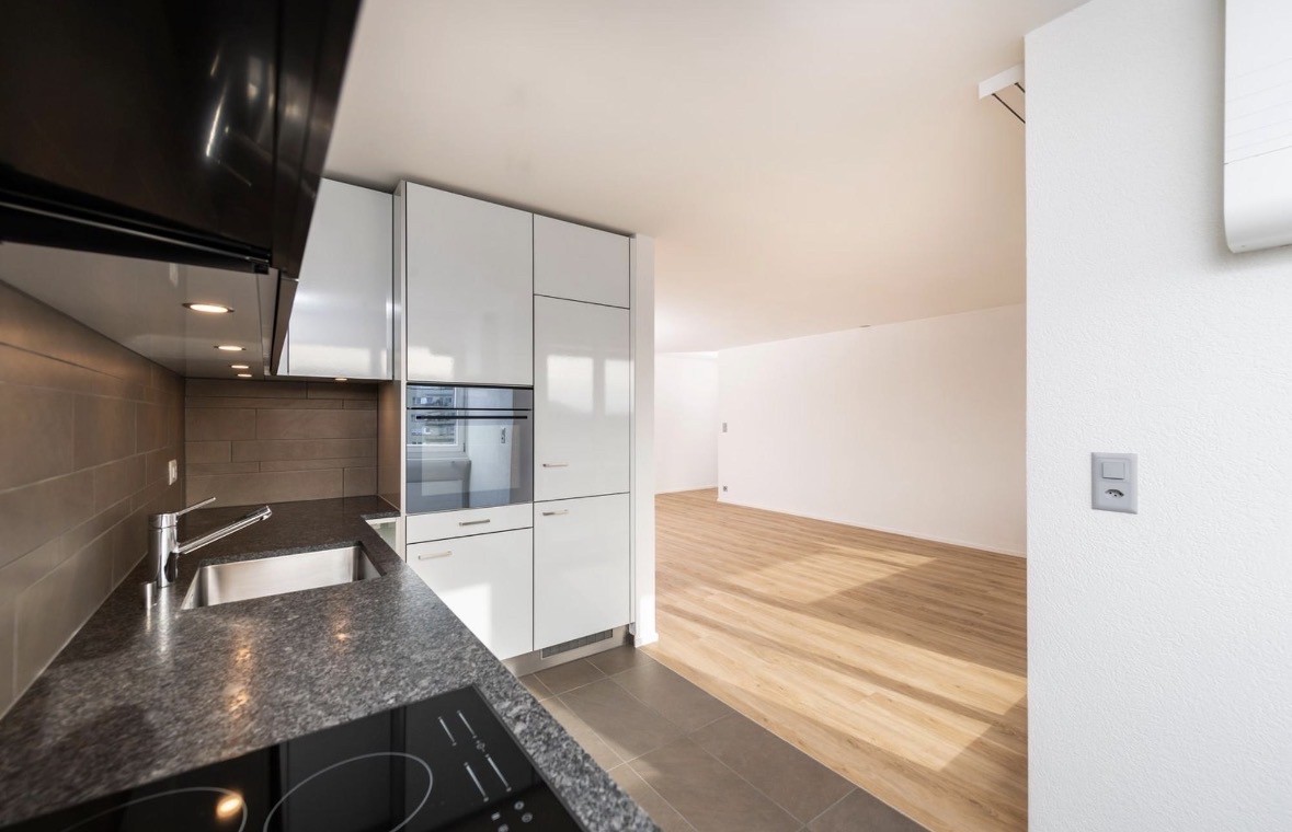 Appartamento di 3 ½ locali per subaffitto – Zürich Oerlikon

📅 Disponibile per subaffitto: 1 ottobre 2026 – 31 agosto 2027

📍 Affolternstrasse 10 — presso la stazione di Oerlikon

💰 CHF 3,090/mese incl. acconto spese accessorie

🏠 ~79 m² | 1° piano | 2 camere da letto, 2 bagni (ciascuno con WC e, foto 4 di 10