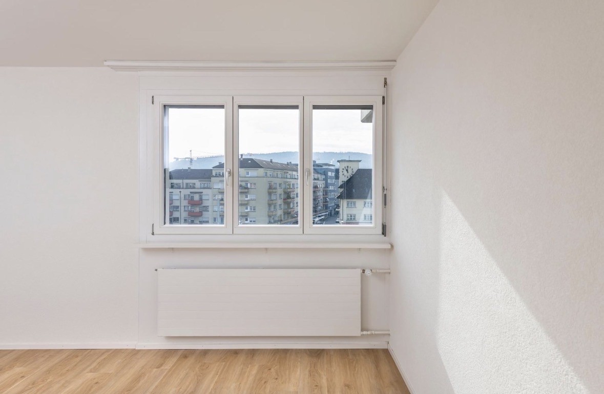 Appartamento di 3 ½ locali per subaffitto – Zürich Oerlikon

📅 Disponibile per subaffitto: 1 ottobre 2026 – 31 agosto 2027

📍 Affolternstrasse 10 — presso la stazione di Oerlikon

💰 CHF 3,090/mese incl. acconto spese accessorie

🏠 ~79 m² | 1° piano | 2 camere da letto, 2 bagni (ciascuno con WC e, foto 5 di 10