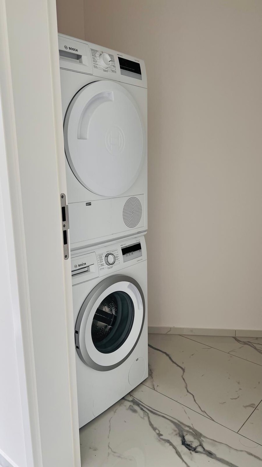 Maisonette arredata, spaziosa e distribuita su due piani, nuova e moderna, foto 2 di 7