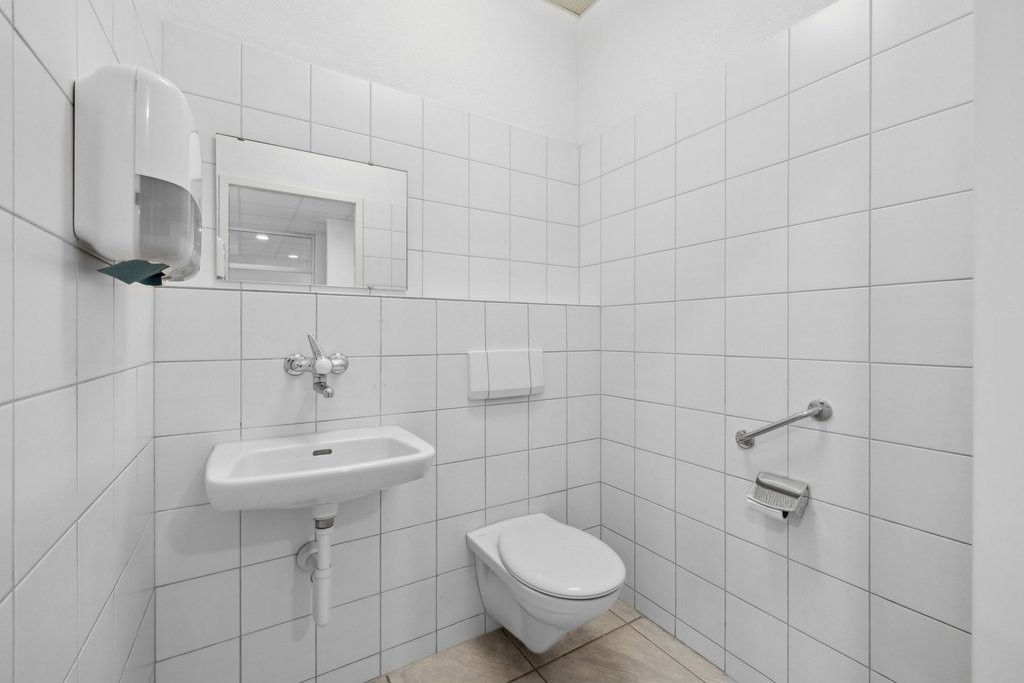 193m² shop