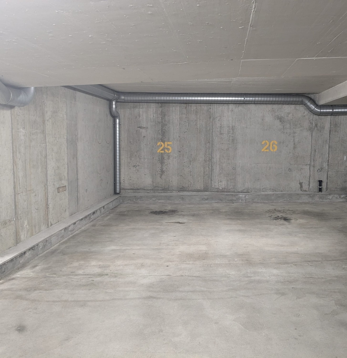 Per affitto immediato o su accordo: posto auto (numero 26) in Egetswilerstrasse 109 a Kloten.
Il posto auto si trova in un garage sotterraneo chiuso. Il canone di locazione è di CHF 90.