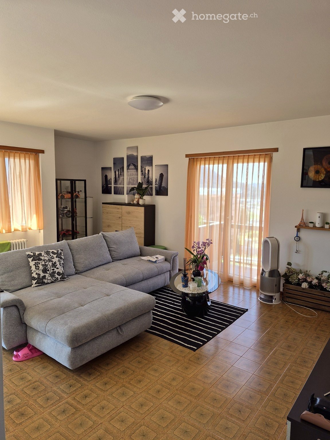 3 ½ Zimmer Wohnung

Nachfolge in einer 3.5-Zimmer-Wohnung von ca. 80mq, gelegen im 2. Stock eines kleinen Gebäudes mit 6 Einheiten.

Die Wohnung besteht aus einem hellen Wohnzimmer mit Essbereich, separater Küche, Hauptschlafzimmer, zweitem Zimmer/Arbeitszimmer, Badezimmer mit Badewanne und 2 grosse