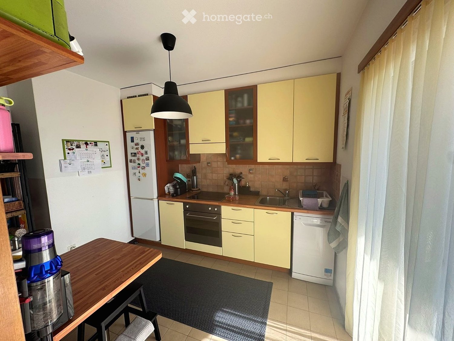 3 ½ Zimmer Wohnung

Nachfolge in einer 3.5-Zimmer-Wohnung von ca. 80mq, gelegen im 2. Stock eines kleinen Gebäudes mit 6 Einheiten.

Die Wohnung besteht aus einem hellen Wohnzimmer mit Essbereich, separater Küche, Hauptschlafzimmer, zweitem Zimmer/Arbeitszimmer, Badezimmer mit Badewanne und 2 grosse