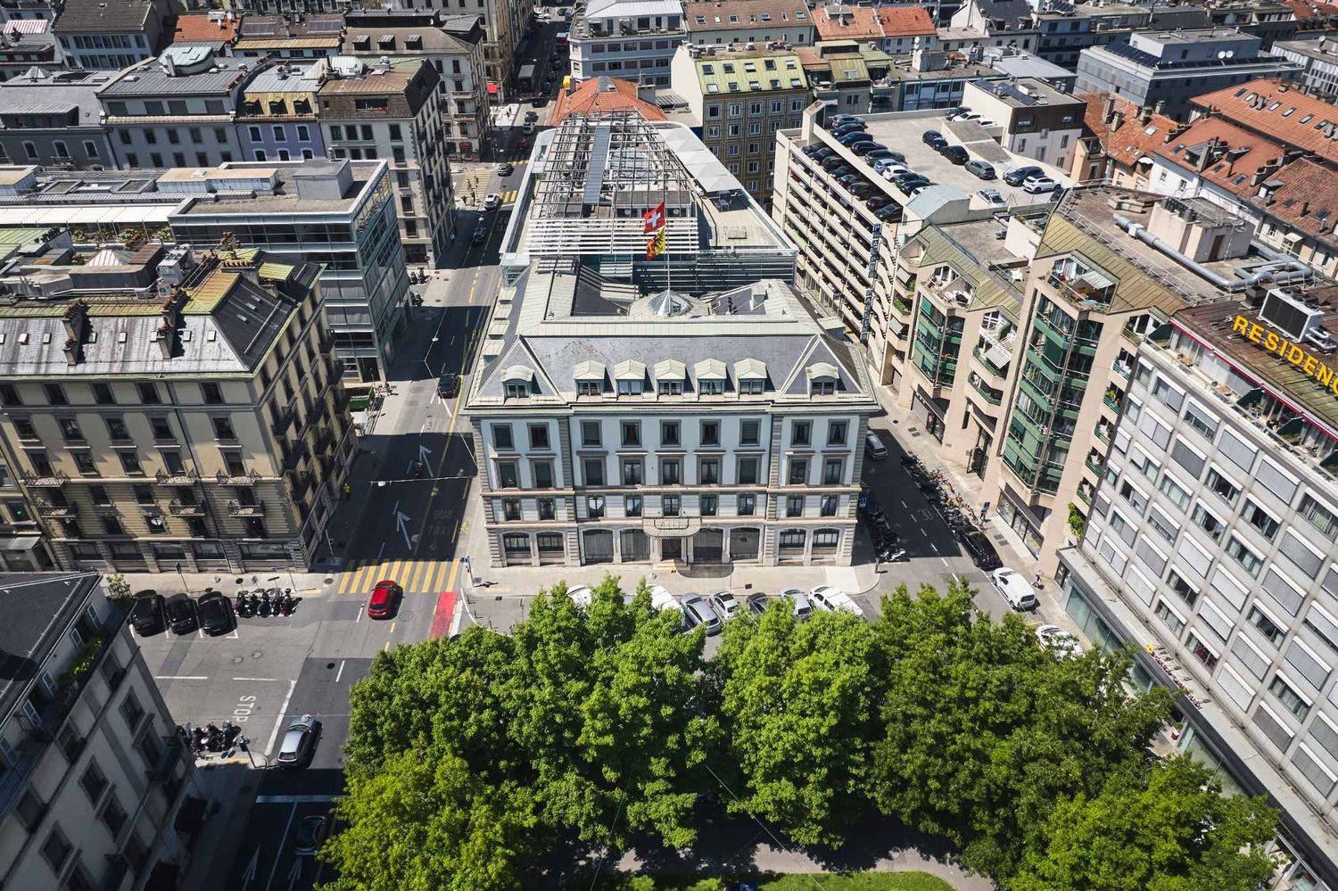 793m² office