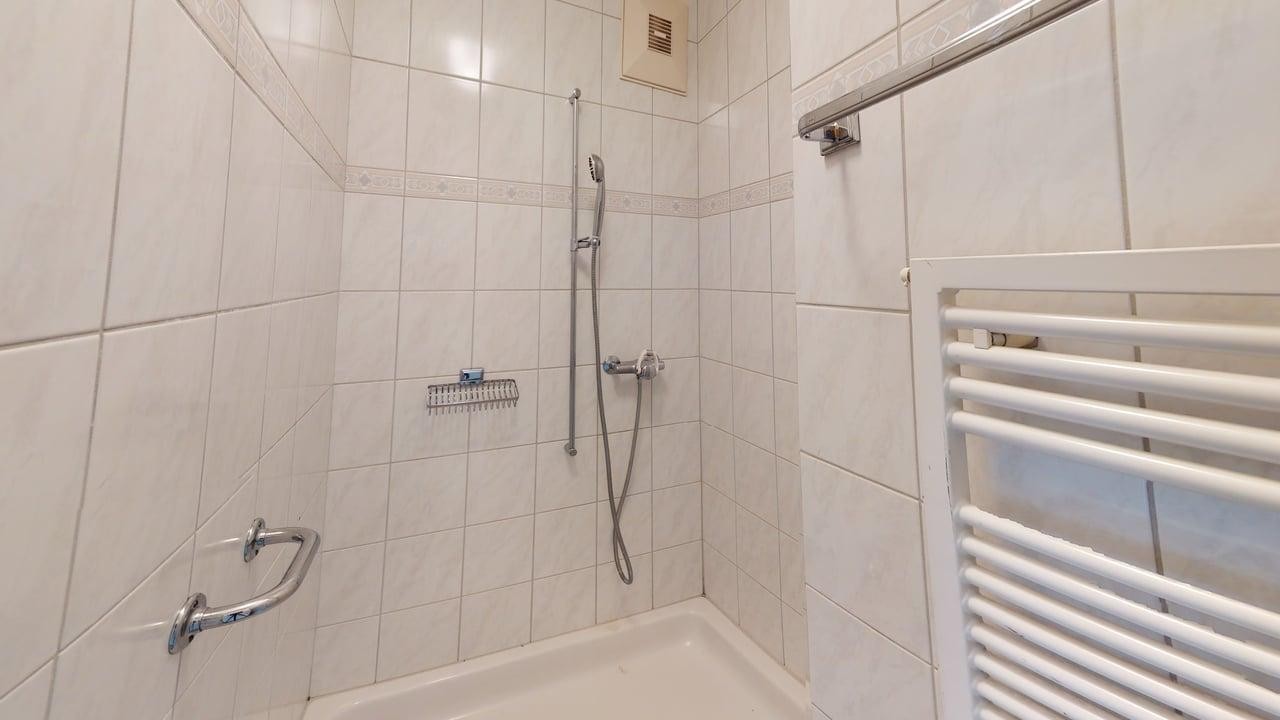 5 rooms apartment