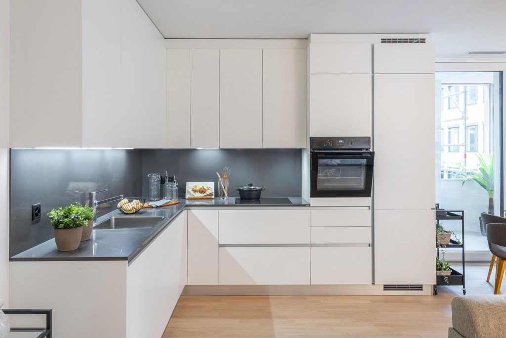 Appartement de 3 ½ pièces

Au centre de Locarno, nous louons un appartement moderne de 3.5 pièces au 1er étage. 

  


Caractéristiques principales de l'appartement : 

  


  * Grand séjour/salle à manger lumineux 
  * Cuisine moderne ouverte avec électroménagers de haute qualité 
  * Salle de bain
