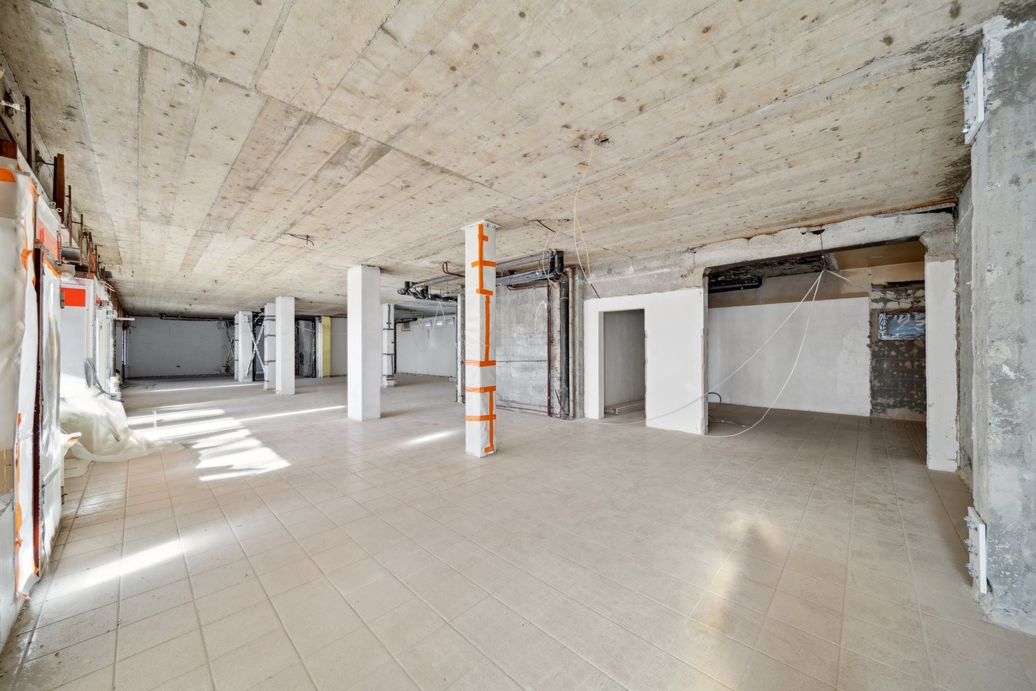 360m² negozio, foto 3 di 5