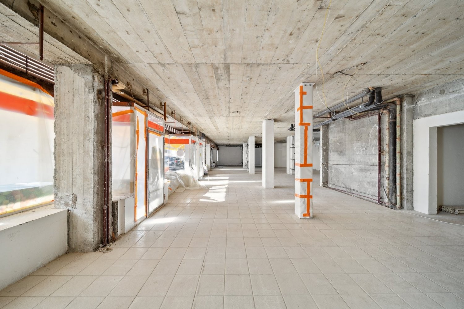 360m² negozio, foto 2 di 5