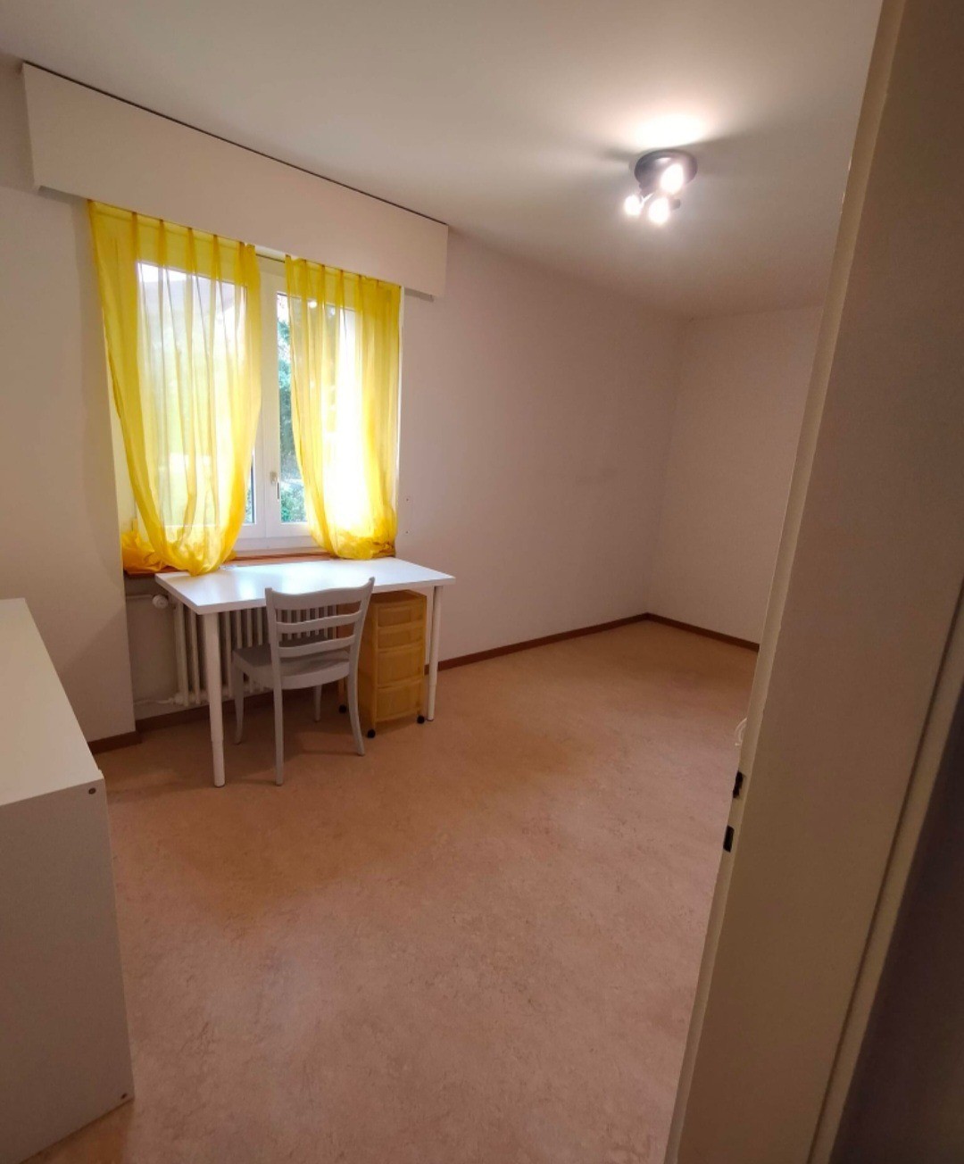 Camera in un appartamento condiviso, foto 1 di 6