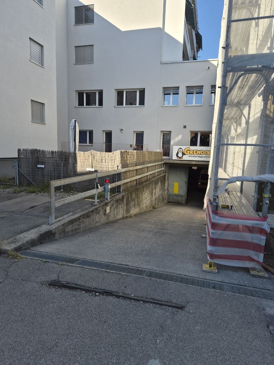 Posto auto interrato","description":"In affitto è disponibile un posto auto in autorimessa in **Bollstrasse 1, 3076 Worb**.
Il parcheggio si trova proprio presso la **stazione di Worb Dorf**. La stazione, la fermata del tram e quella dell'autobus si trovano nelle immediate vicinanze.
Attualmente aff