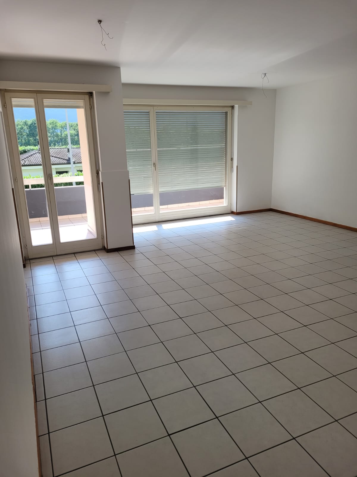 4 ½ Zimmer Wohnung","description":"Zu vermieten: 4.5-Zimmer-Wohnung im Erdgeschoss an der Via Cantonale 37 in Cresciano. 

Das Gebäude ist von wunderschönen Grünzonen umgeben und befindet sich in einer komfortablen und gut erschlossenen Lage, gegenüber der Kantonsstrasse und nur wenige Schritte von 